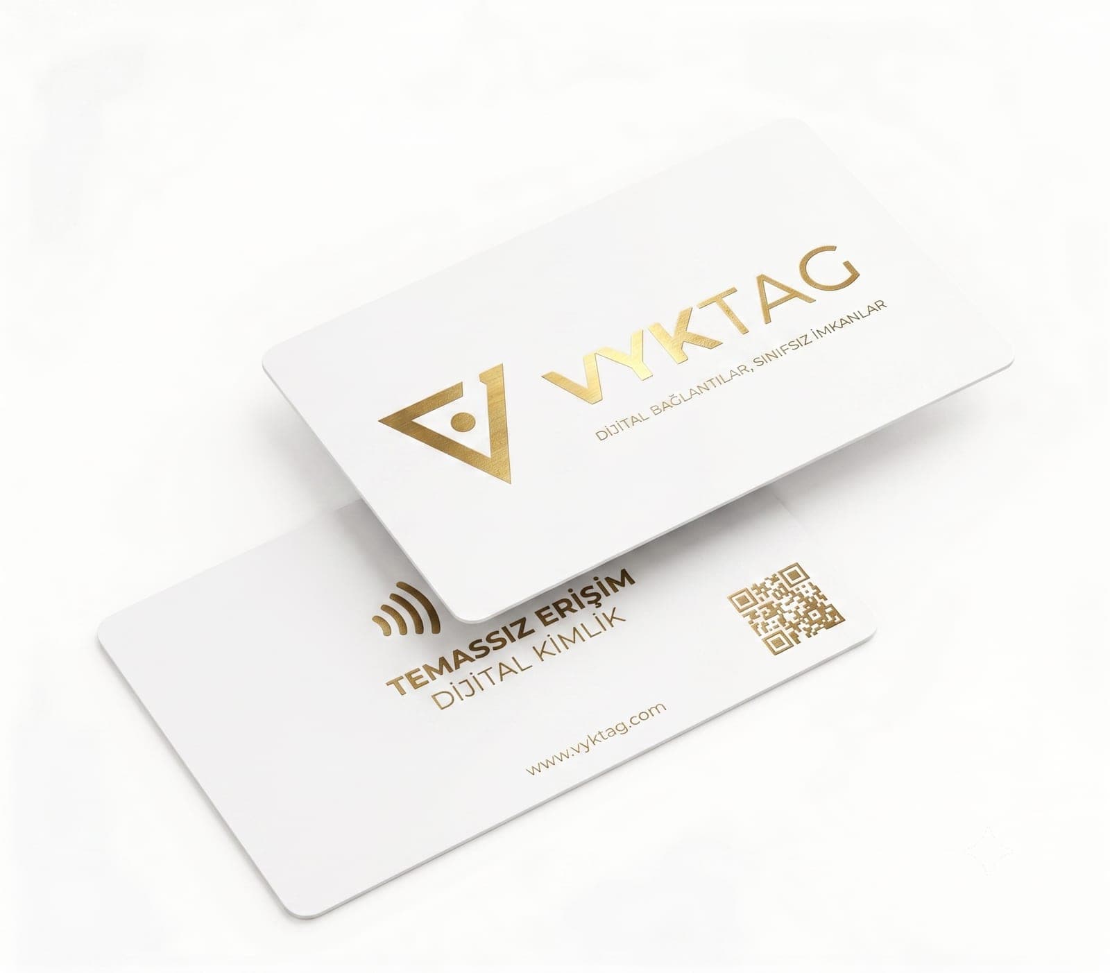 VYKTag Kart — beyaz kart, altın baskı, VYKTag baskılı; ön ve arka yüz